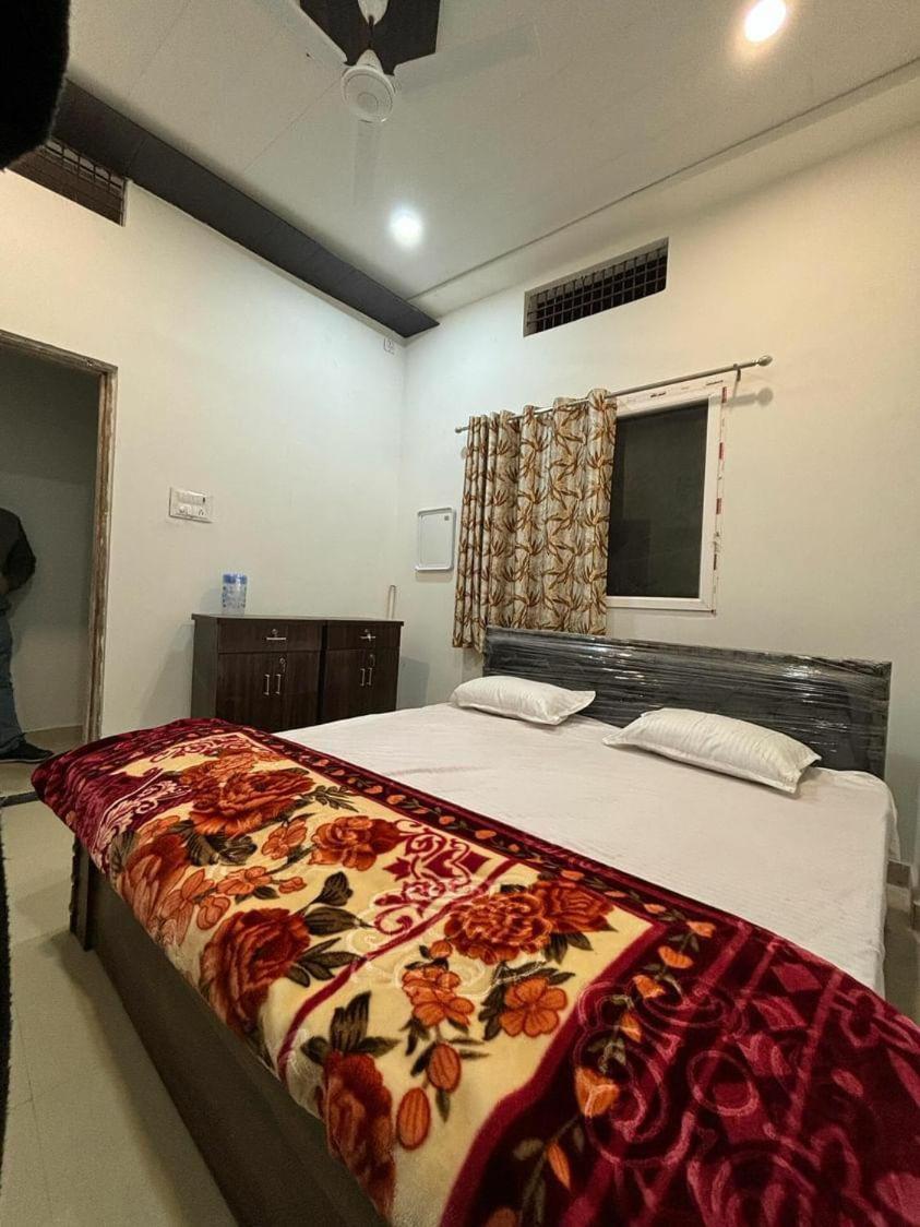 Madhuri Guest House พาราณสี ภายนอก รูปภาพ