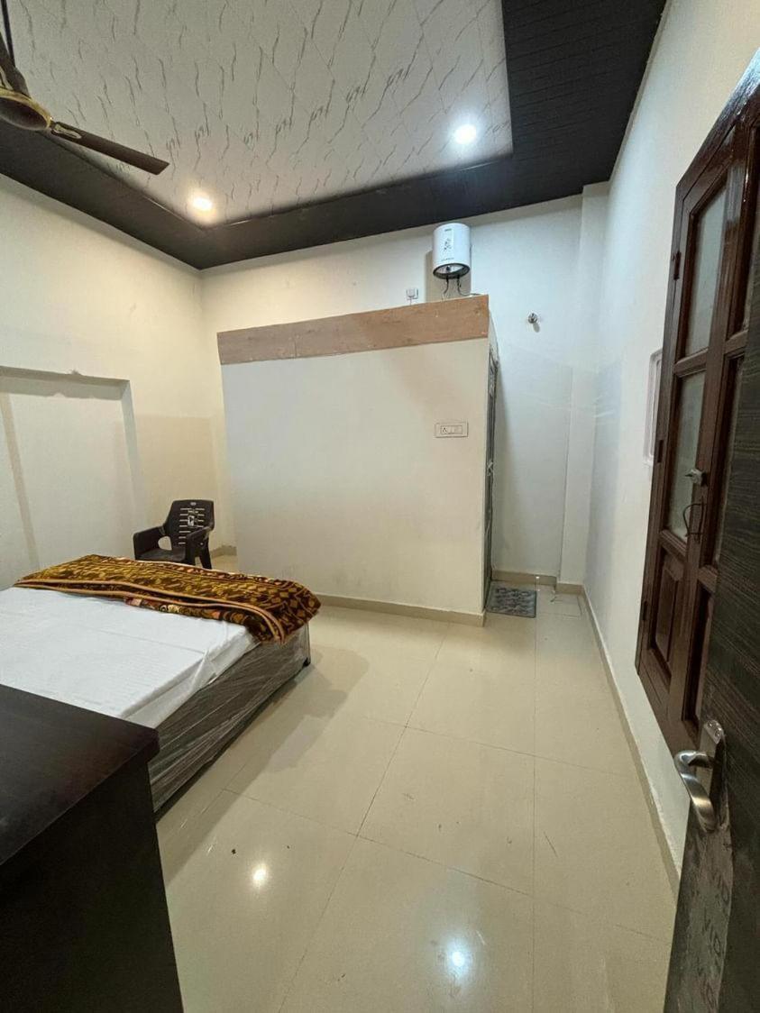Madhuri Guest House พาราณสี ภายนอก รูปภาพ