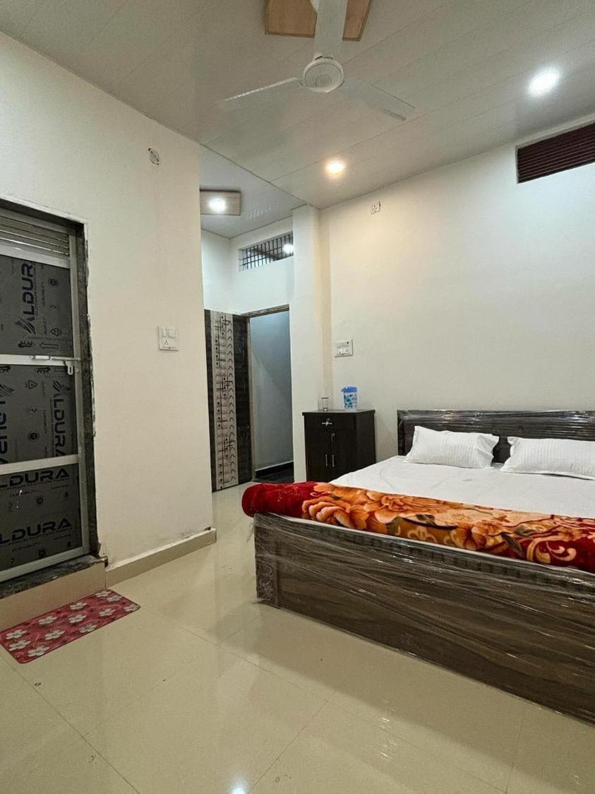 Madhuri Guest House พาราณสี ภายนอก รูปภาพ
