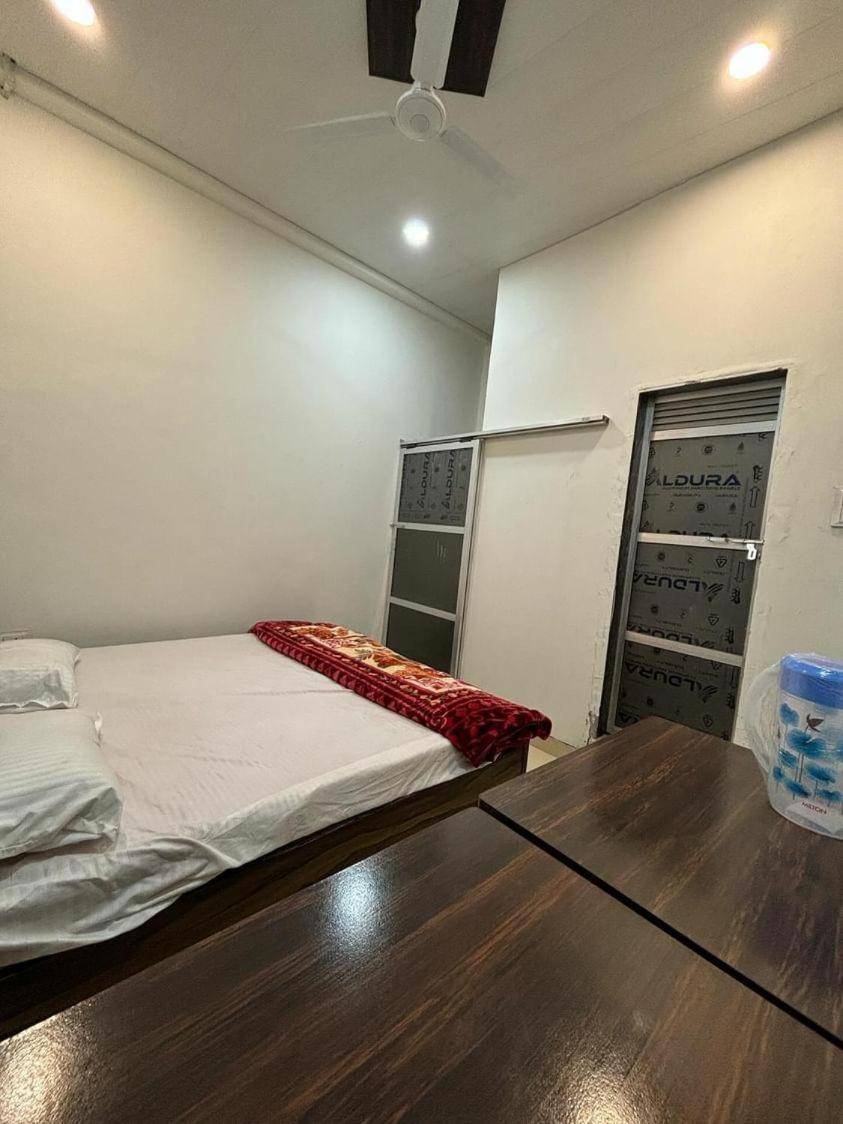 Madhuri Guest House พาราณสี ภายนอก รูปภาพ