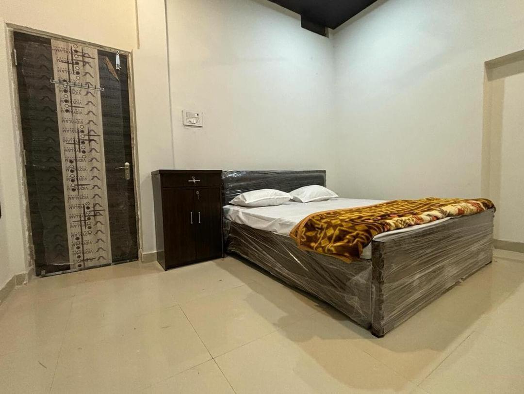 Madhuri Guest House พาราณสี ภายนอก รูปภาพ