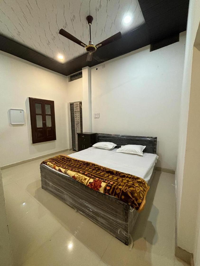 Madhuri Guest House พาราณสี ภายนอก รูปภาพ