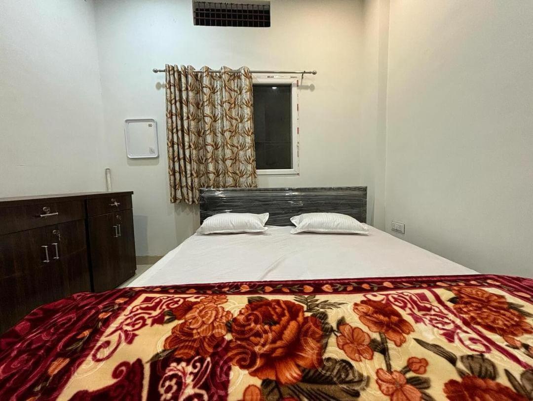 Madhuri Guest House พาราณสี ภายนอก รูปภาพ